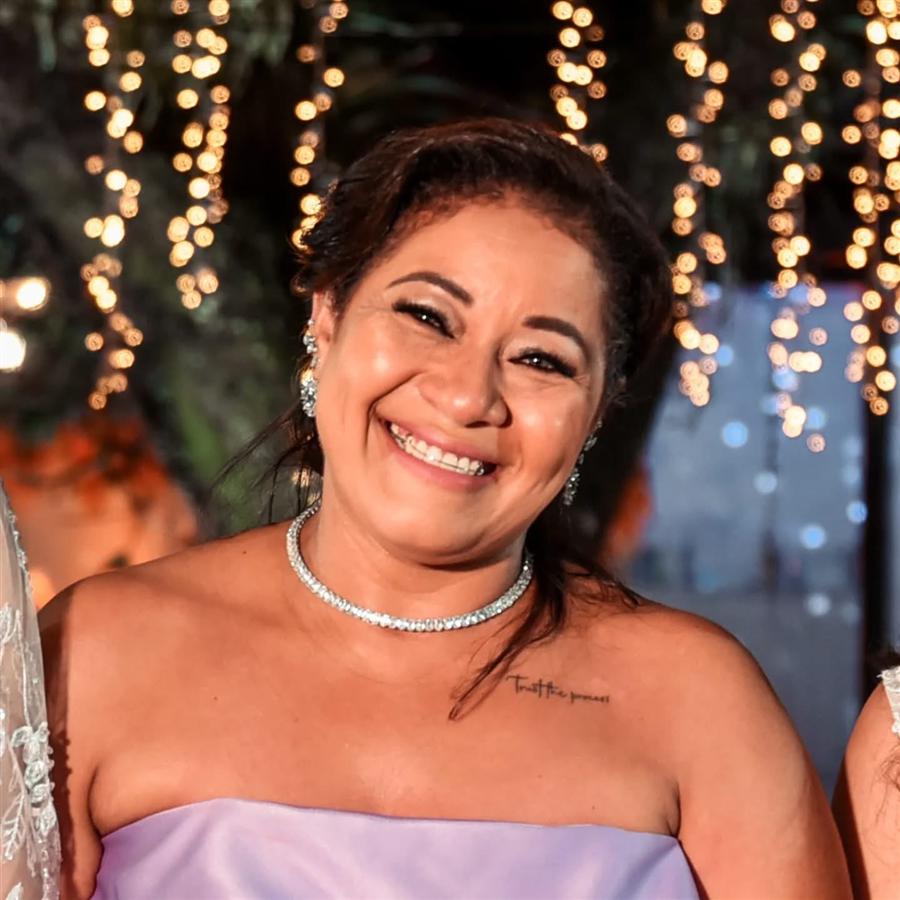 Vanessa Artigas aplicando maquiagem em noiva