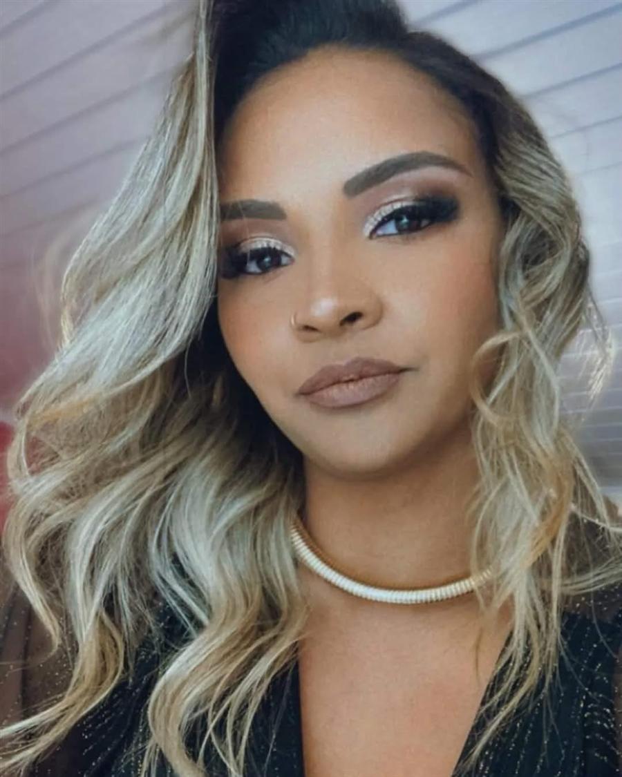 Maquiagem com acabamento glam